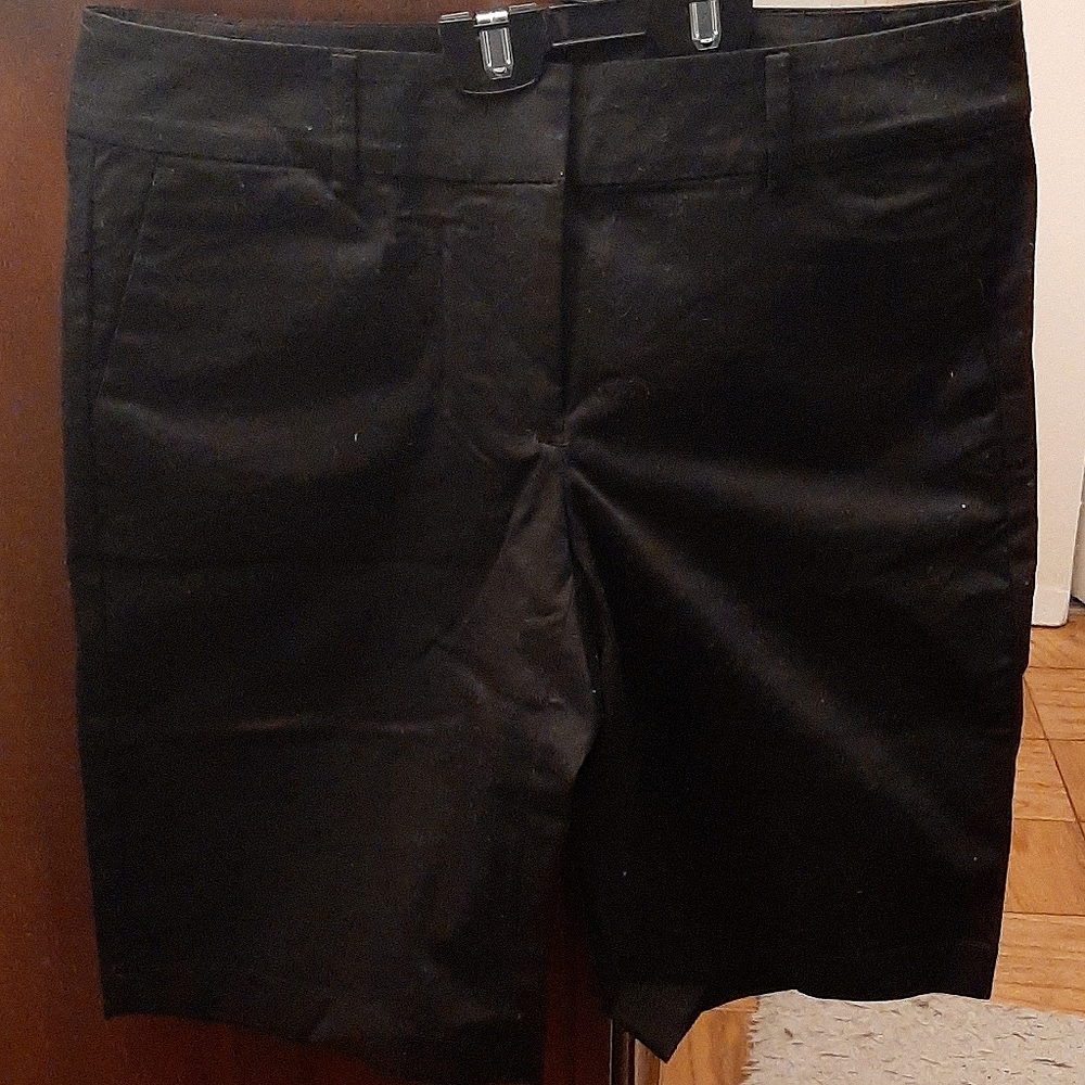 Ann Taylor "Signature" Bermuda dress pant Size 6.